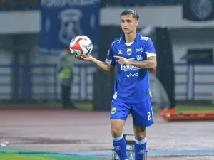 Debut Eliano Reijnders terjadi di laga melawan Persebaya Surabaya pekan kelima Super League 2025-2026, Jumat (12/9/2025) di Stadion Gelora Bandung Lautan Api (GBLA). 