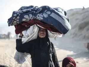 Displaced Palestinians flee Gaza City, by foot and vehicles, carrying their belongings along the coastal road in Nuseirat toward the southern Gaza Strip. Moiz Salhi/APA Images via ZUMA Press Wire/dpa