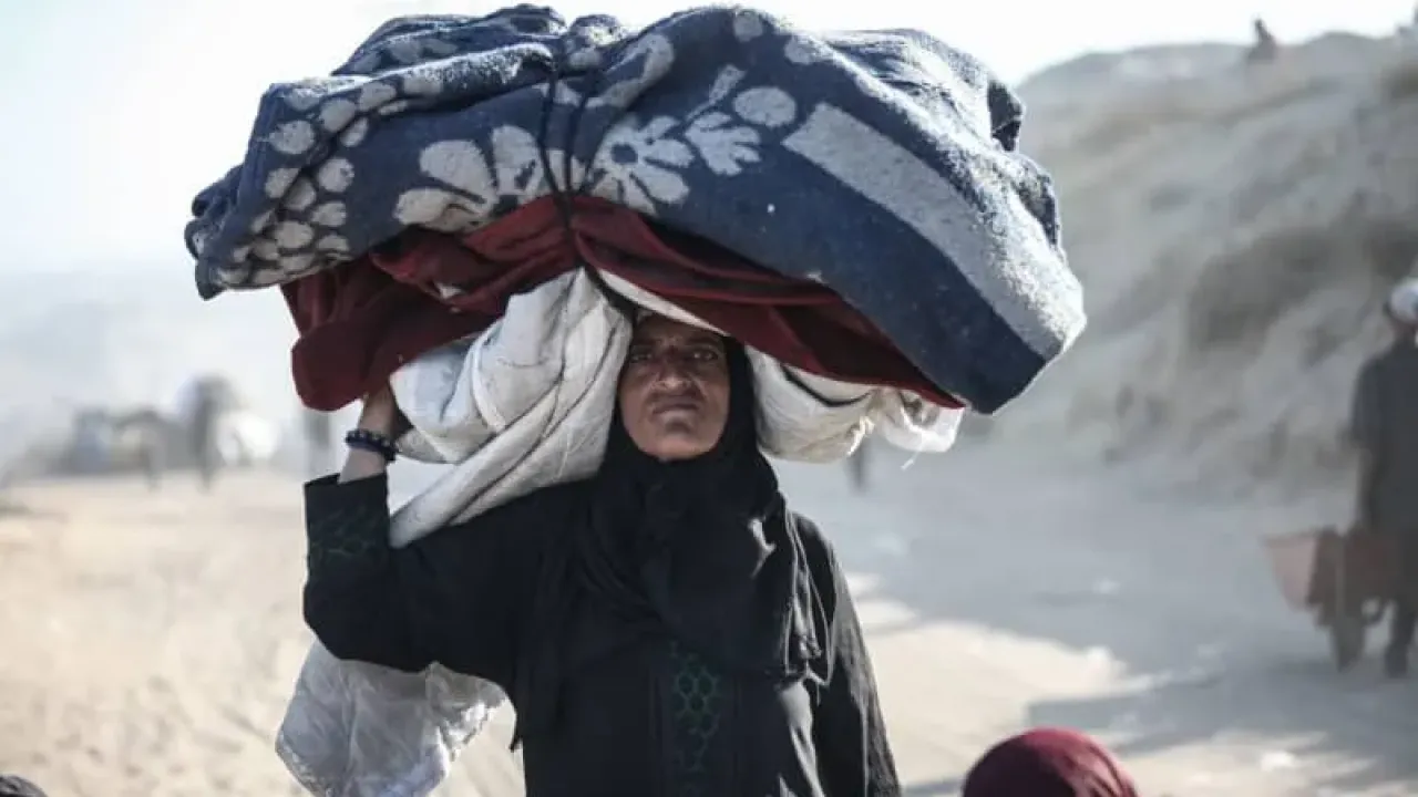 Displaced Palestinians flee Gaza City, by foot and vehicles, carrying their belongings along the coastal road in Nuseirat toward the southern Gaza Strip. Moiz Salhi/APA Images via ZUMA Press Wire/dpa