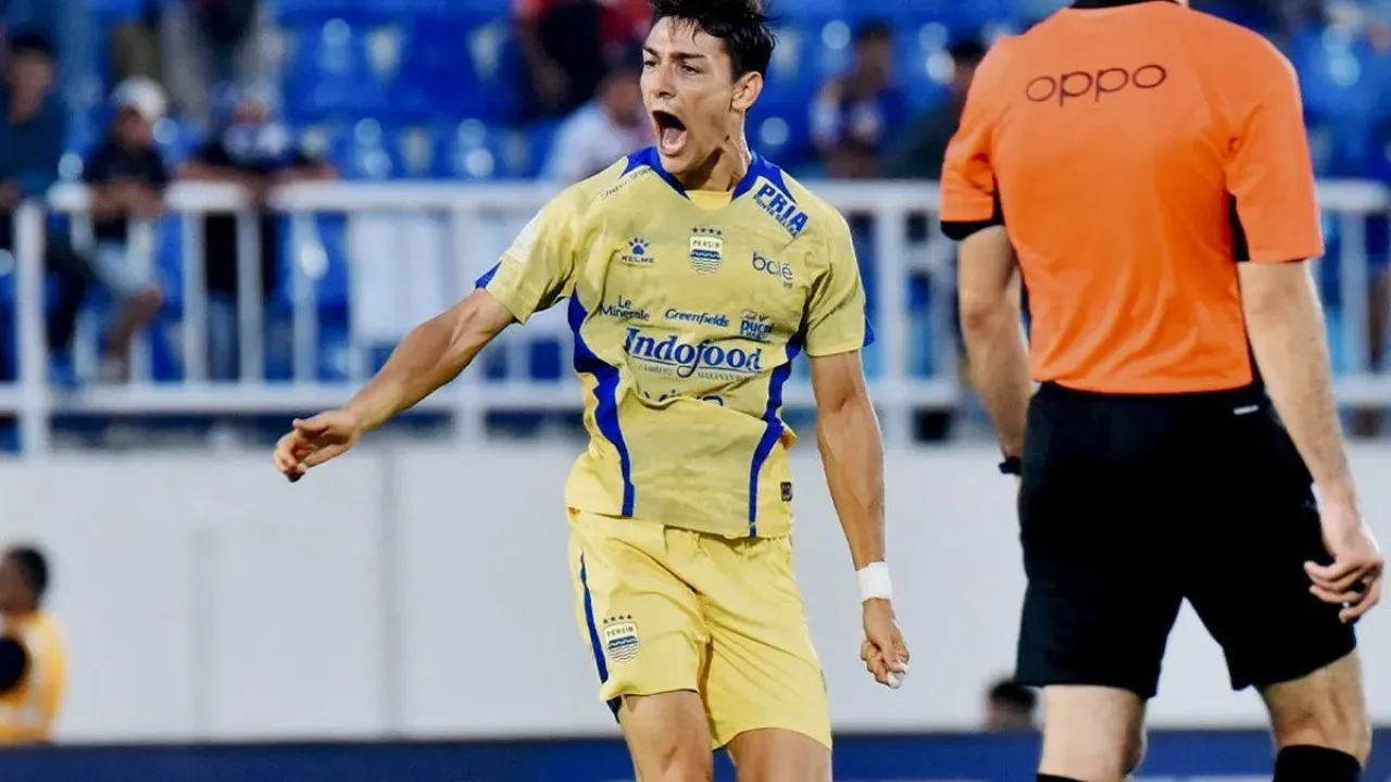 Ekspresi Federico Barba usai cetak gol penentu kemenangan krusial Persib Bandung hadapi Arema FC di Stadion Kanjuruhan, Kabupaten Malang, Senin (22/9/2025) pada pekan keenam Super League 2025-2026. 