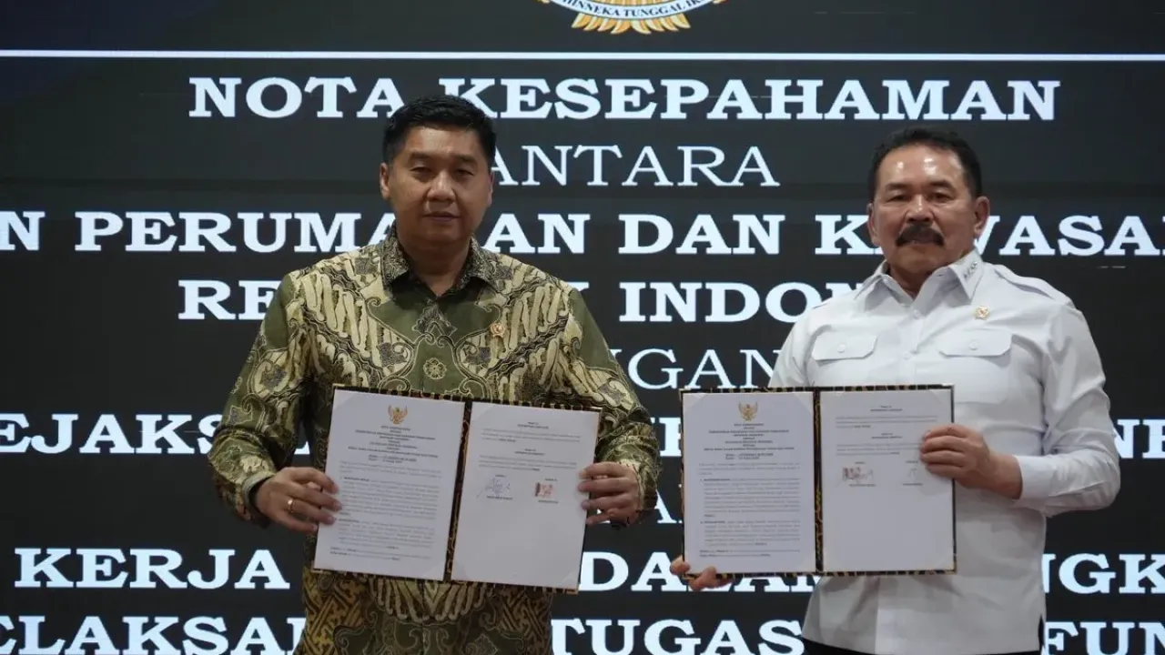 Jaksa Agung ST Burhanuddin menandatangani Nota Kesepahaman dengan Menteri Perumahan dan Kawasan Permukiman (PKP) Maruarar Sirait di Gedung Utama Kejaksaan Agung, Jakarta, Selasa (23/9/2025).