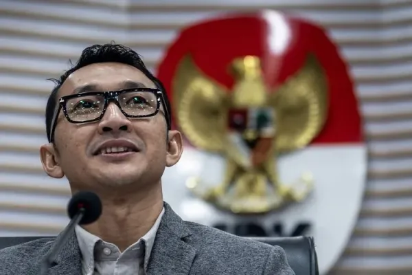 Juru Bicara KPK Budi Prasetyo menyampaikan keterangan terkait kasus dugaan korupsi PT Bank Rakyat Indonesia (BRI) (Persero) di Gedung Merah Putih KPK, Jakarta, Kamis (26/6/2025). KPK mengungkapkan telah melakukan penggeledahan di dua bank milik BRI di Jakarta hingga pemanggilan mantan Mantan Wakil Direktur Utama BRI Catur Budi Harto sebagai saksi kasus dugaan korupsi terkait pengadaan mesin electronic data capture atau EDC di PT BRI (Persero) yang terjadi pada 2023-2024. ANTARA FOTO/Bayu Pratama S/foc.