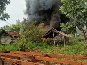 Kelompok Kriminal Bersenjata (KKB) Kodap XVI Yahukimo pimpinan Elkius Kobak kembali melakukan aksi kejahatan bersenjata dengan menembak seorang warga sipil bernama Indra Guru Wardana di Distrik Kolf Braza, Kabupaten Asmat, Minggu (21/9/2025).