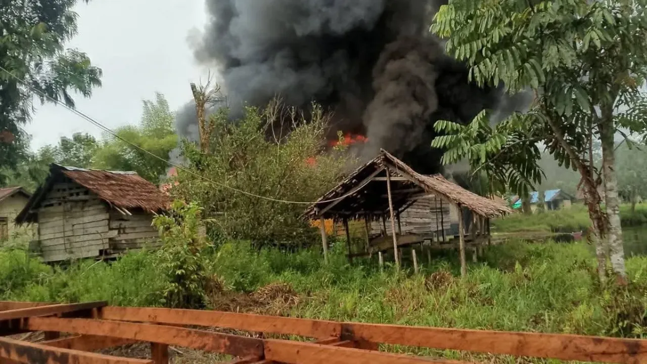 Kelompok Kriminal Bersenjata (KKB) Kodap XVI Yahukimo pimpinan Elkius Kobak kembali melakukan aksi kejahatan bersenjata dengan menembak seorang warga sipil bernama Indra Guru Wardana di Distrik Kolf Braza, Kabupaten Asmat, Minggu (21/9/2025).
