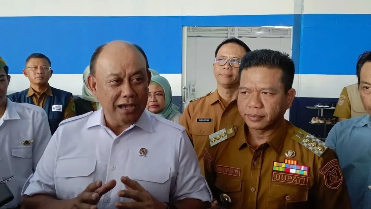 Kepala Badan Gizi Nasional (BGN) Dadan Hindayana didampingi Bupati Bandung Dadang Supriatna saat mengunjungi salah satu dapur SPPG di Kecamatan Pameubgpeuk, Kabupaten Bandung, Jawa Barat, Selasa (9/9/2025)