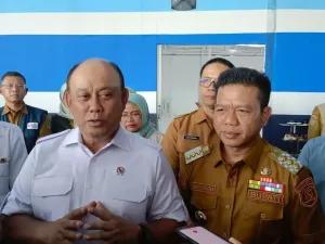 Kepala Badan Gizi Nsional (BGN) Dadan Hindayana dan Bupati Bandung saat mengunjungi dapur SPPG di Kecamatan Pameungpeuk, Kabupaten Bandung, Jawa Barat, Selasa (9/9/2025)