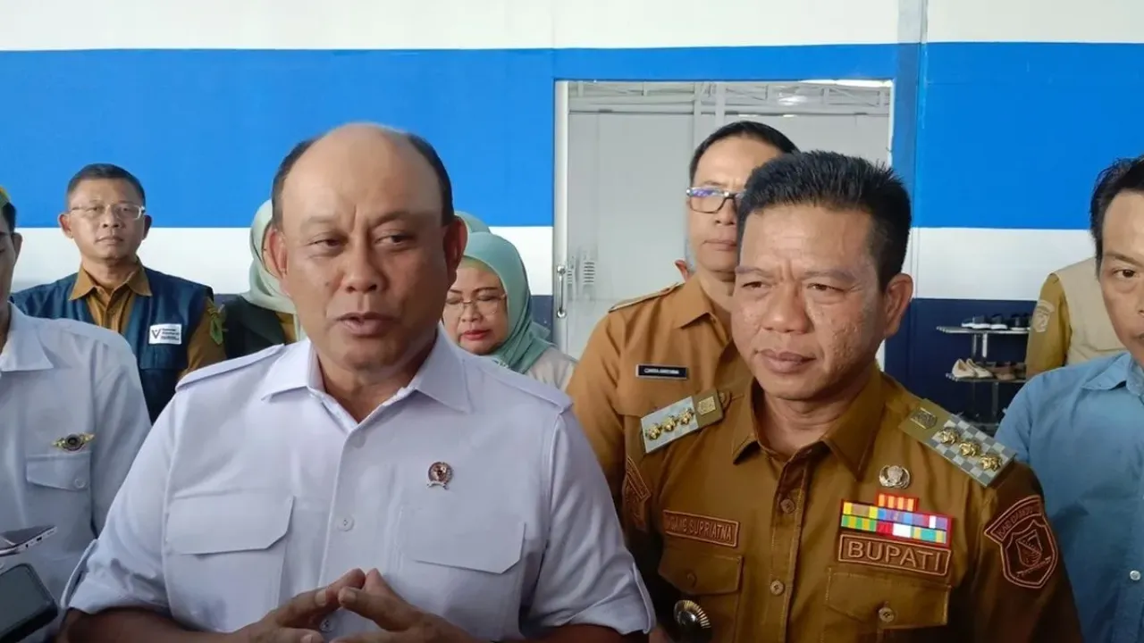 Kepala Badan Gizi Nsional (BGN) Dadan Hindayana dan Bupati Bandung saat mengunjungi dapur SPPG di Kecamatan Pameungpeuk, Kabupaten Bandung, Jawa Barat, Selasa (9/9/2025)
