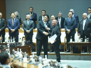 Ketua Badan Anggaran (Banggar) DPR RI Said Abdullah bersama Menteri Keuangan Purbaya Yudhi Sadewa menyepakati Rancangan Undang-Undang (RUU) Anggaran Pendapatan dan Belanja Negara (APBN) Tahun Anggaran 2026 di Gedung DPR/MPR RI, Jakarta, Selasa (23/9/2025). 
