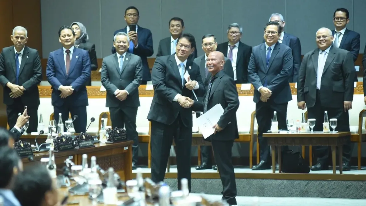 Ketua Badan Anggaran (Banggar) DPR RI Said Abdullah bersama Menteri Keuangan Purbaya Yudhi Sadewa menyepakati Rancangan Undang-Undang (RUU) Anggaran Pendapatan dan Belanja Negara (APBN) Tahun Anggaran 2026 di Gedung DPR/MPR RI, Jakarta, Selasa (23/9/2025). 
