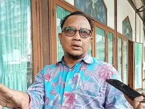 Komisioner Kompolnas, Muhammad Choirul Anam atau Cak Anam memberikan keterangan kepasa pers si Gereja Kristen Protestan Angkola, Bendungan Hilir, Jakarta Pusat, Senin (8/9/2025)