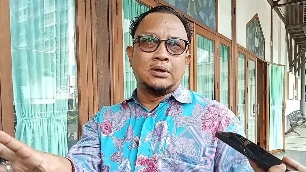 Komisioner Kompolnas, Muhammad Choirul Anam atau Cak Anam memberikan keterangan kepasa pers si Gereja Kristen Protestan Angkola, Bendungan Hilir, Jakarta Pusat, Senin (8/9/2025)