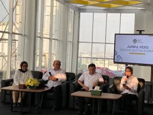 Konferensi pers update pelaksanaan program Makan Bergizi Gratis (MBG) bersama Kepala Badan Gizi (BGN) Dadan Hindayana (kedua dari kiri) di Kantor Badan Gizi Nasional (BGN, Jakarta Pusat, Senin (22/9/2025). 