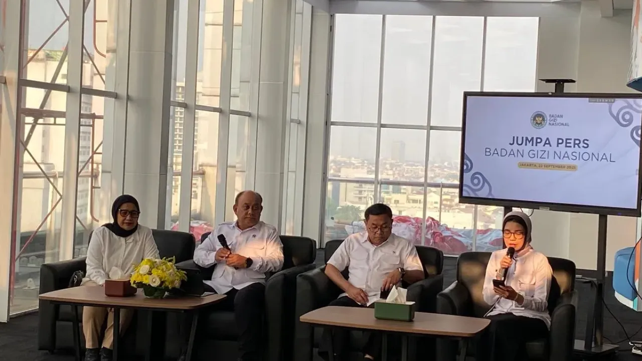 Konferensi pers update pelaksanaan program Makan Bergizi Gratis (MBG) bersama Kepala Badan Gizi (BGN) Dadan Hindayana (kedua dari kiri) di Kantor Badan Gizi Nasional (BGN, Jakarta Pusat, Senin (22/9/2025). 