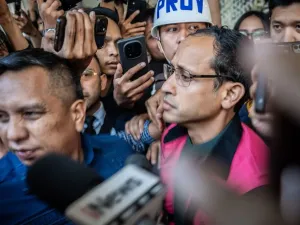 Mantan Menteri Pendidikan, Kebudayaan, Riset dan Teknologi (Mendikbudristek) 2019-2024 Nadiem Makarim (kedua kanan) menggunakan rompi tahanan berjalan keluar usai pemeriksaan di Jampidsus, Kejaksaan Agung, Jakarta, Kamis (4/9/2025). Kejaksaan Agung menetapkan Nadiem Makarim sebagai tersangka kasus dugaan korupsi pengadaan sistem Chromebook di Kemendikbudristek dan ditaksir kerugian negara dalam perkara ini mencapai Rp1,9 triliun. ANTARA FOTO/Bayu Pratama S/agr