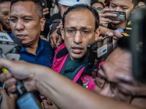 Mantan Menteri Pendidikan, Kebudayaan, Riset dan Teknologi (Mendikbudristek) 2019-2024 Nadiem Makarim (tengah) berjalan menuju mobil tahanan usai pemeriksaan di Jampidsus, Kejaksaan Agung, Jakarta, Kamis (4/9/2025). Kejaksaan Agung menetapkan Nadiem Makarim sebagai tersangka kasus dugaan korupsi pengadaan sistem Chromebook di Kemendikbudristek dan ditaksir kerugian negara dalam perkara ini mencapai Rp1,9 triliun. ANTARA FOTO/Bayu Pratama S/agr. Kata GoTo Usai Nadiem Makarim Jadi Tersangka Kasus Korupsi Chromebook