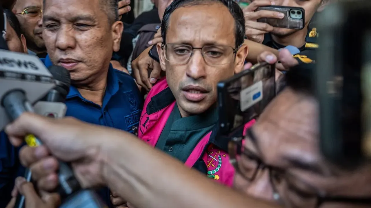 Mantan Menteri Pendidikan, Kebudayaan, Riset dan Teknologi (Mendikbudristek) 2019-2024 Nadiem Makarim (tengah) berjalan menuju mobil tahanan usai pemeriksaan di Jampidsus, Kejaksaan Agung, Jakarta, Kamis (4/9/2025). Kejaksaan Agung menetapkan Nadiem Makarim sebagai tersangka kasus dugaan korupsi pengadaan sistem Chromebook di Kemendikbudristek dan ditaksir kerugian negara dalam perkara ini mencapai Rp1,9 triliun. ANTARA FOTO/Bayu Pratama S/agr. Kata GoTo Usai Nadiem Makarim Jadi Tersangka Kasus Korupsi Chromebook