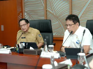 Menteri Dalam Negeri (Mendagri) Muhammad Tito Karnavian dalam pertemuan dengan Menteri Keuangan Republik Indonesia di Gedung Djuanda I, Kantor Pusat Kementerian Keuangan (Kemenkeu), Jakarta, Senin (22/9/2025).