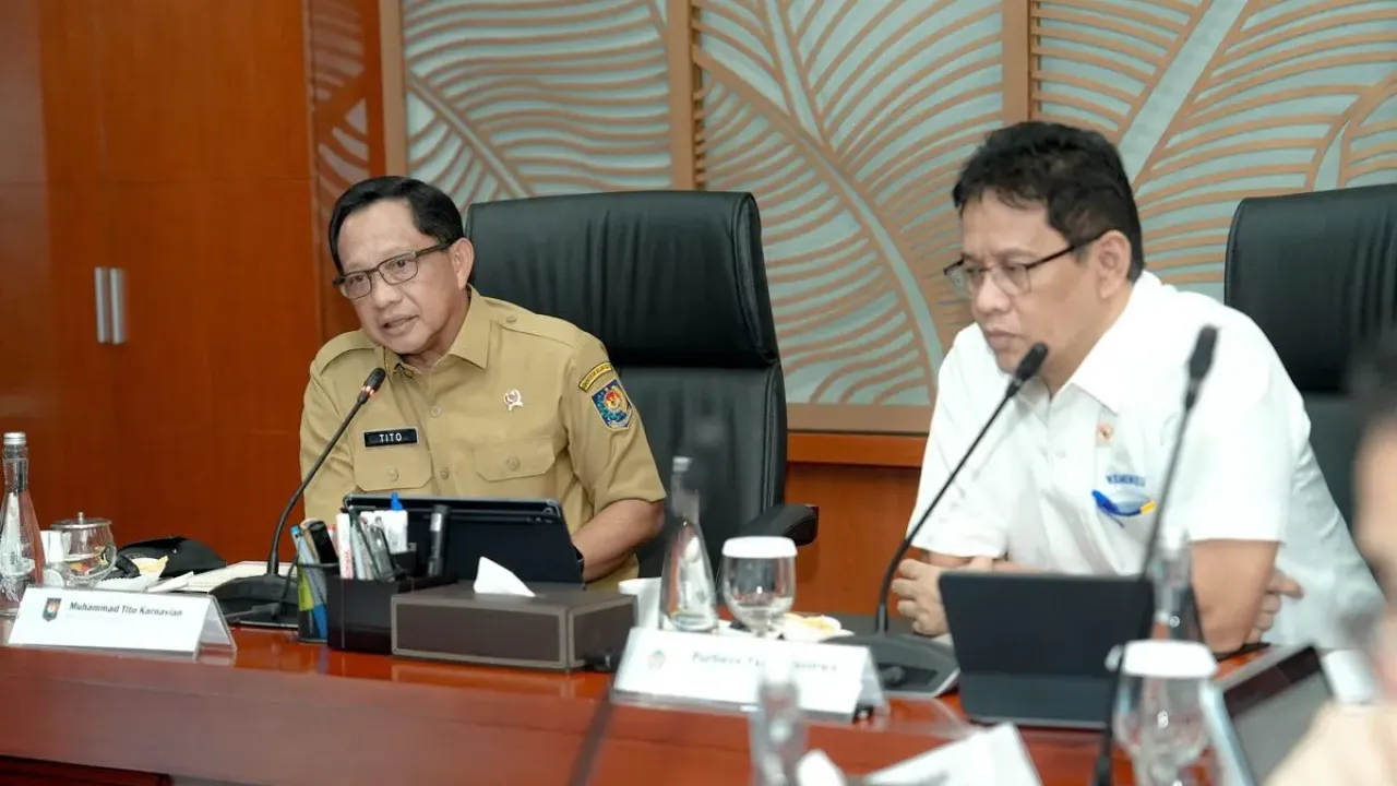 Menteri Dalam Negeri (Mendagri) Muhammad Tito Karnavian dalam pertemuan dengan Menteri Keuangan Republik Indonesia di Gedung Djuanda I, Kantor Pusat Kementerian Keuangan (Kemenkeu), Jakarta, Senin (22/9/2025).
