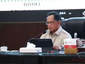 Menteri Dalam Negeri (Mendagri) Muhammad Tito Karnavian dalam Rapat Koordinasi Pengendalian Inflasi Daerah yang dirangkaikan dengan pembahasan evaluasi dukungan pemda dalam program 3 Juta Rumah. Forum ini berlangsung secara hybrid dari Gedung Sasana Bhakti Praja (SBP), Kantor Pusat Kementerian Dalam Negeri (Kemendagri), Jakarta, Selasa (23/9/2025).