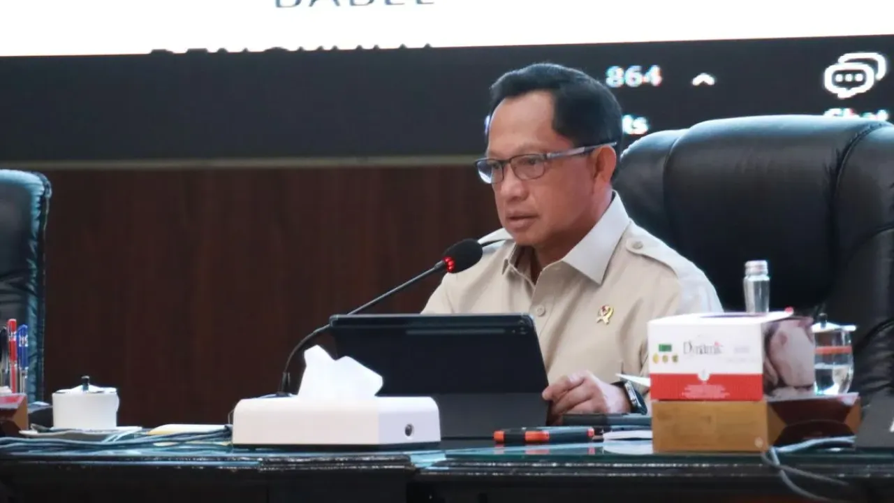 Menteri Dalam Negeri (Mendagri) Muhammad Tito Karnavian dalam Rapat Koordinasi Pengendalian Inflasi Daerah yang dirangkaikan dengan pembahasan evaluasi dukungan pemda dalam program 3 Juta Rumah. Forum ini berlangsung secara hybrid dari Gedung Sasana Bhakti Praja (SBP), Kantor Pusat Kementerian Dalam Negeri (Kemendagri), Jakarta, Selasa (23/9/2025).