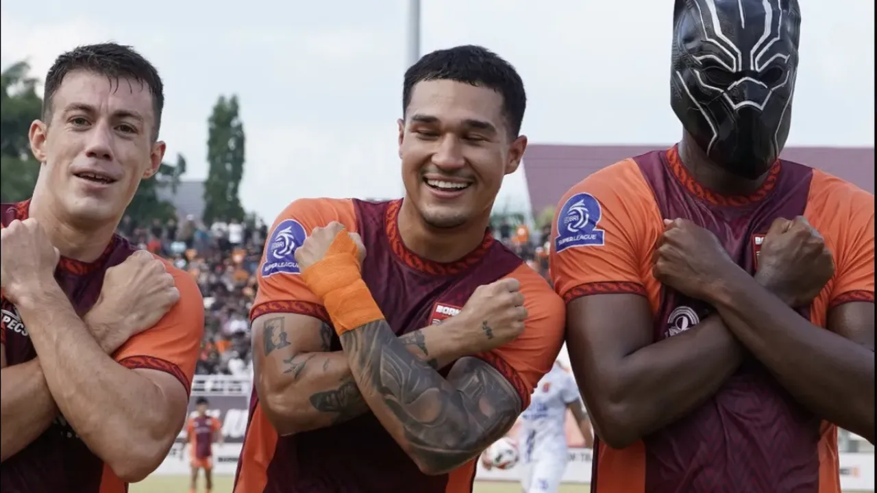 Momen selebrasi gol Joel Vinicius (kanan) dalam laga pekan ketiga Super League 2025-2026 antara Borneo FC vs Persijap Jepara di Stadion Segiri, Samarinda, Minggu (24/8/2025).