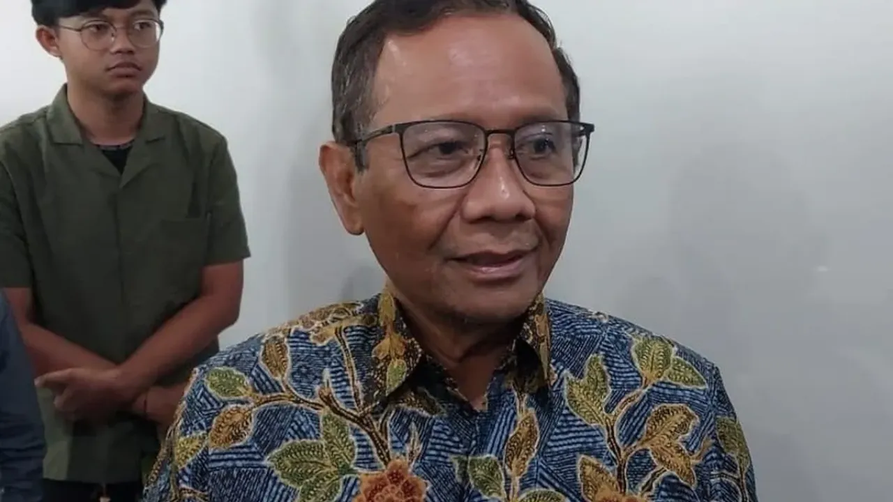 Pakar Hukum sekaligus Mantan Ketua Mahkamah Konstitusi (MK) Mahfud MD saat menemui wartawan usai menjadi keynote speaker seminar nasional Refleksi Penegakan Hukum Tahun 2024 : Catatan, Evaluasi, dan Rekomendasi ke Depanya di Fakultas Hukum Universitas Islam Indonesia (UII), Jalan Kaliurang Km 14,5 Kabupaten Sleman, Jumat (13/12/2024).