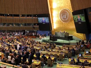 Para delegasi berdiri untuk memberi tepuk tangan kepada Presiden Perancis Emmanuel Macron saat ia selesai berpidato di KTT Perserikatan Bangsa-Bangsa tentang Palestina di markas besar PBB selama Sidang Umum Perserikatan Bangsa-Bangsa (UNGA) di New York pada 22 September 2025. Lebih dari 140 pemimpin dunia akan berkumpul di New York minggu ini untuk menghadiri Sidang Umum PBB tahunan, yang akan didominasi oleh isu Palestina.