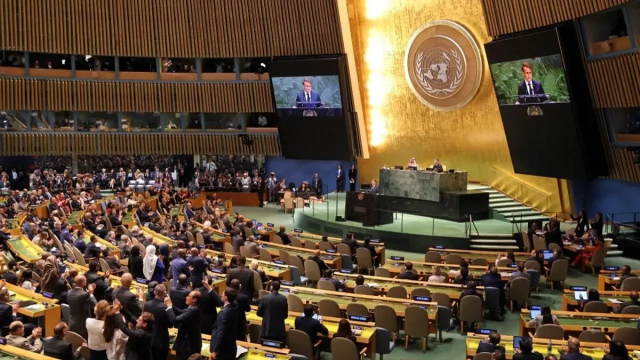 Para delegasi berdiri untuk memberi tepuk tangan kepada Presiden Perancis Emmanuel Macron saat ia selesai berpidato di KTT Perserikatan Bangsa-Bangsa tentang Palestina di markas besar PBB selama Sidang Umum Perserikatan Bangsa-Bangsa (UNGA) di New York pada 22 September 2025. Lebih dari 140 pemimpin dunia akan berkumpul di New York minggu ini untuk menghadiri Sidang Umum PBB tahunan, yang akan didominasi oleh isu Palestina.