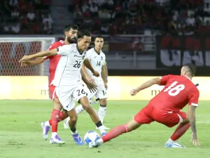 Pemain timnas Indonesia Miliano diganggu pemain Lebanon saat laga FIFA Matchday yang berakhir dengan skor 0-0 di Stadion Gelora Bung Tomo Surabaya, Jawa Timur, Senin (8/9/2025) malam.