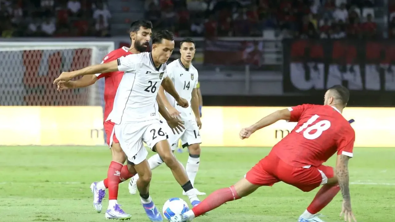 Pemain timnas Indonesia Miliano diganggu pemain Lebanon saat laga FIFA Matchday yang berakhir dengan skor 0-0 di Stadion Gelora Bung Tomo Surabaya, Jawa Timur, Senin (8/9/2025) malam.