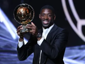 Penyerang Perancis yang bermain di Paris Saint-Germain, Ousmane Dembele, berbicara setelah menerima penghargaan Ballon d'Or dalam upacara penghargaan Ballon d'Or France Football 2025 di Theatre du Chatelet di Paris pada 22 September 2025. (Foto oleh Franck FIFE / AFP)