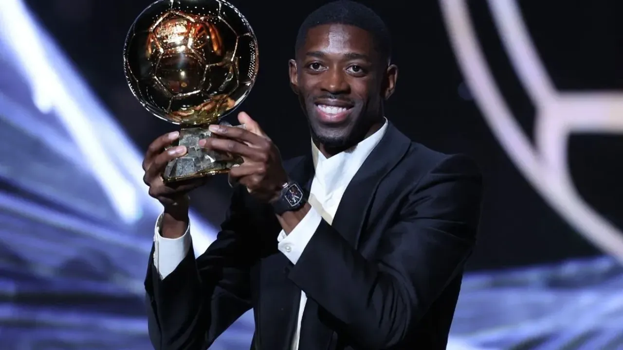 Penyerang Perancis yang bermain di Paris Saint-Germain, Ousmane Dembele, berbicara setelah menerima penghargaan Ballon d'Or dalam upacara penghargaan Ballon d'Or France Football 2025 di Theatre du Chatelet di Paris pada 22 September 2025. (Foto oleh Franck FIFE / AFP)