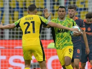 Penyerang Sassuolo Walid Cheddira merayakan gol bersama bek Timnas Indonesia Jay Idzes dalam pertandingan Serie A Italia antara Inter Milan dan Sassuolo di stadion San Siro di Milan, pada 21 September 2025.