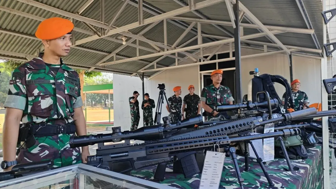 Personel Batalyon Komando (Yonko) 466 Korpasgat di Makassar, Sulawesi Selatan yang berada di bawah Brigade Parako 2 Pasgat tengah menjaga sejumlah senjata yang ditunjukan pada media dirgantara, Selasa (23/9/2025).