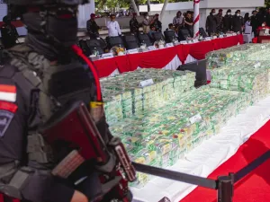Personel Brimob berjaga didekat sejumlah barang bukti kejahatan kasus penyelundupan sabu-sabu sebelum dimusnahkan didalam kegiatan Pesta Rakyat Antinarkoba di alun-alun dataran Engku Putri, Batam, Kepulauan Riau, Kamis (12/6/2025). Dalam kegiatan tersebut, BNN memusnahkan 2 ton sabu-sabu hasil sitaan dari enam orang tersangka jaringan narkotika internasional Asia Tenggara sebagai bagian dari upaya mengedukasi masyarakat sekaligus meningkatkan kesadaran akan bahaya penyalahgunaan narkoba. 