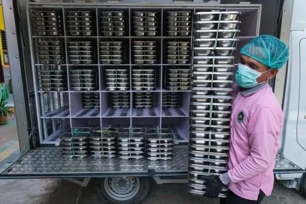Petugas SPPG menurunkan ompreng makan bergizi gratis dari atas mobil di SDN 2 Kendari, Sulawesi Tenggara, Jumat (19/9/2025). Dinas Pendidikan Kota Kendari mencatat per 16 September 2025 sebanyak 23.613 pelajar telah menerima Makan Bergizi Gratis (MBG) di wilayah itu yang tersebar pada 24 TK dan PAUD, 38 Sekolah Dasar dan 13 Sekolah Menengah Pertama. ANTARA FOTO/Andry Denisah/foc.