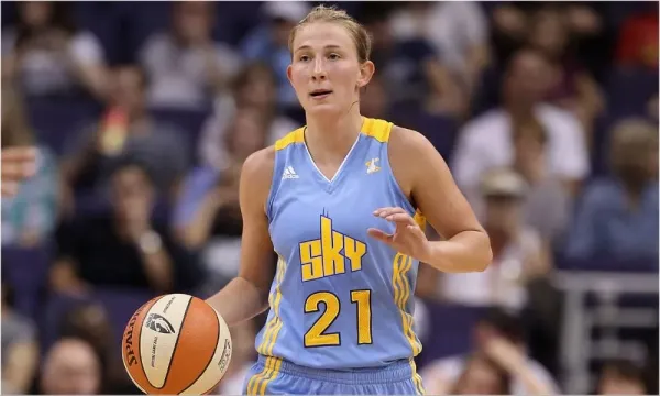 PHOENIX, AZ - JULY 01: Courtney Vandersloot #21 of the Chicago Sky handles the ball against the Phoenix Mercury during the WNBA game at US Airways Center on July 1, 2011 in Phoenix, Arizona. (Photo by Christian Petersen/Getty Images)