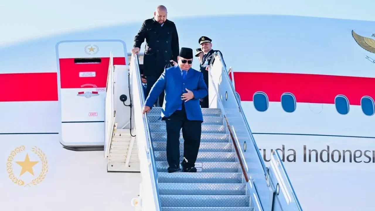Presiden Prabowo Subianto tiba di Bandara Internasional John F Kennedy, New York, Sabtu (20/9/2025). Presiden datang untuk menghadiri Sidang Majelis Umum ke-80 Perserikatan Bangsa Bangsa (PBB).