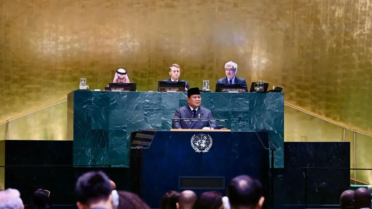 Presiden Republik Indonesia, Prabowo Subianto saat pidato dalam Konferensi Internasional Tingkat Tinggi (KTT) untuk Penyelesaian Damai atas Masalah Palestina dan Implementasi Solusi Dua Negara yang digelar di Gedung Majelis Umum Perserikatan Bangsa-Bangsa (PBB), New York, Amerika Serikat, pada Senin (22/9/2025).