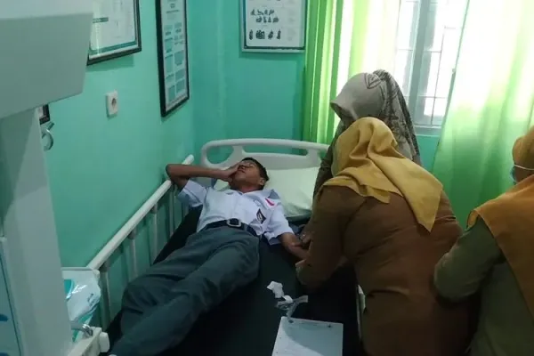 sebanyak 37 siswa di Baubau diduga mengalami keracunan setelah menyantap makanan MBG di sekolah. Para siswa mengeluhkan pusing, mual, dan sakit perut, sehingga harus dilarikan ke tiga puskesmas dan RSUD di Kota Baubau pada Selasa (16/9/2025).