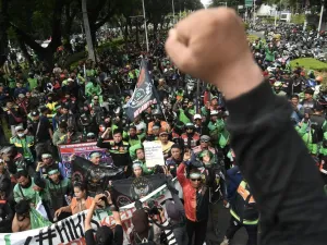 Sejumlah pengemudi ojek daring (ojol) melakukan aksi demonstrasi di kawasan Patung Kuda, Jakarta, Selasa (20/5/2025). Dalam aksinya mereka menutut aplikator untuk menurunkan potongan komisi menjadi 10 persen dan juga mendesak pemerintah untuk menerbitkan UU Transportasi Online Indonesia. 