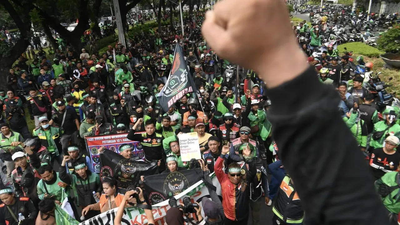 Sejumlah pengemudi ojek daring (ojol) melakukan aksi demonstrasi di kawasan Patung Kuda, Jakarta, Selasa (20/5/2025). Dalam aksinya mereka menutut aplikator untuk menurunkan potongan komisi menjadi 10 persen dan juga mendesak pemerintah untuk menerbitkan UU Transportasi Online Indonesia. 