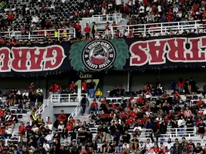 Spanduk tulisan Ultras Garuda terpasang terbalik untuk menghormati salah satu suporter yang meninggal sebelum laga FIFA Matchday melawan Lebanon yang berakhir dengan skor 0-0 di Stadion Gelora Bung Tomo Surabaya, Jawa Timur, Senin (8/9/2025) malam.