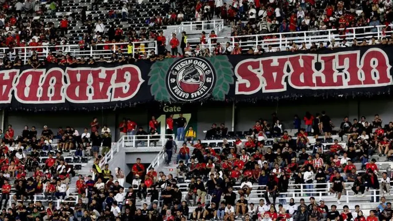 Spanduk tulisan Ultras Garuda terpasang terbalik untuk menghormati salah satu suporter yang meninggal sebelum laga FIFA Matchday melawan Lebanon yang berakhir dengan skor 0-0 di Stadion Gelora Bung Tomo Surabaya, Jawa Timur, Senin (8/9/2025) malam.