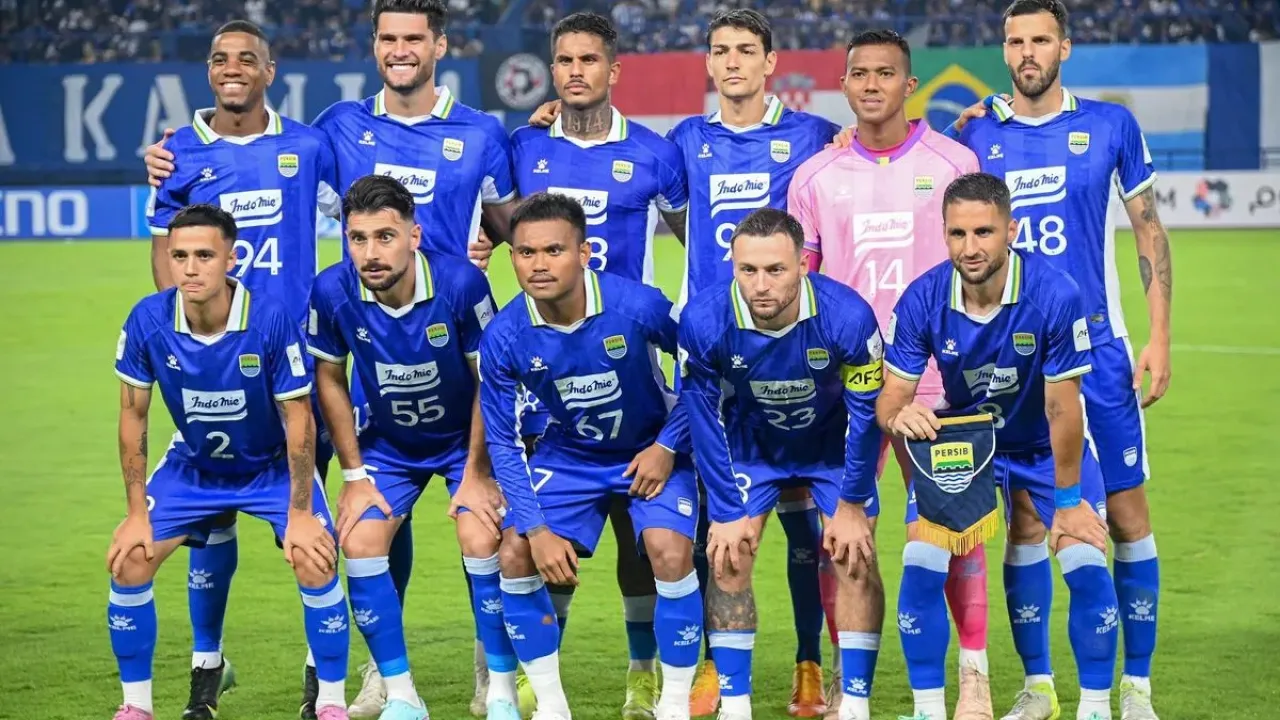 Starting Persib Bandung saat menjalani laga kandang menghadapi Lion City Sailors pada laga pertama Grup G AFC Champions League Two (ACL 2) 2025-2026, Kamis (18/9/2025) di Stadion Gelora Bandung Lautan Api (GBLA). 