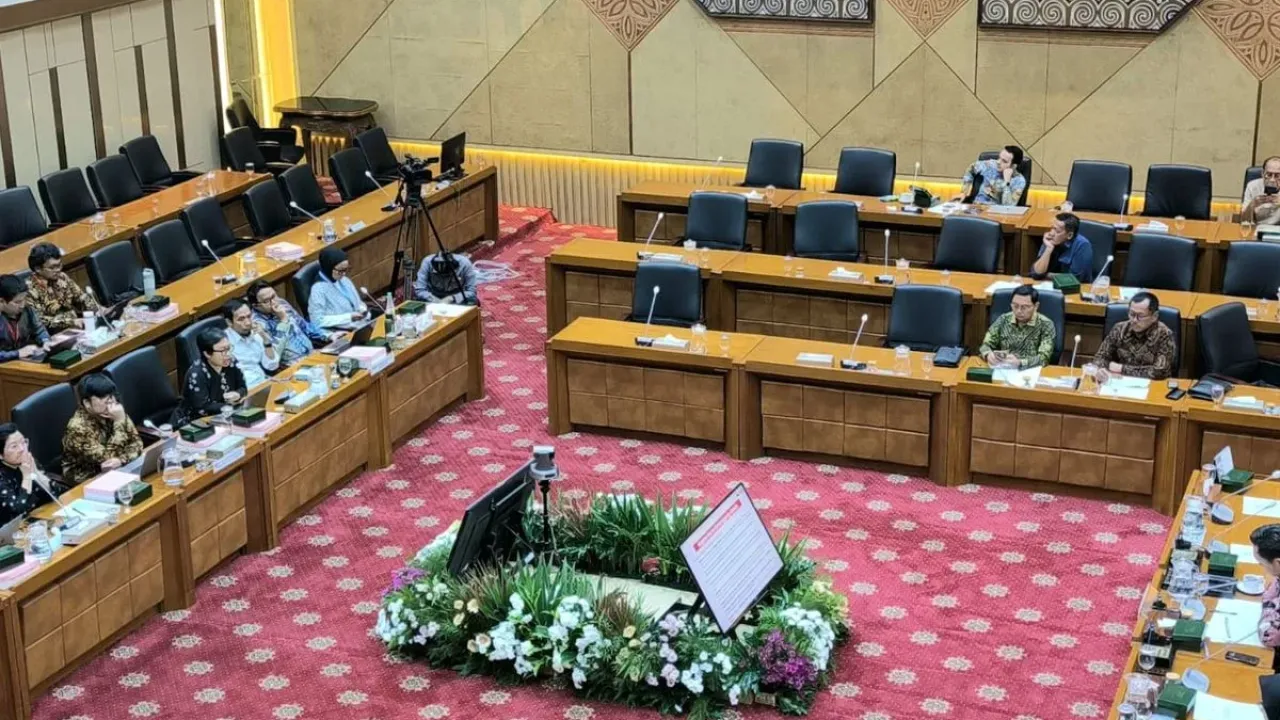 Suasana rapat dengar pendapat umum antara Komisi IX DPR bersama Ahli dan Koalisi Masyarakat Sipil terkait evaluasi dan rekomendasi program MBG, Senin (22/9/2025).