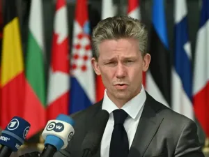 Swedish Defense Minister Pal Jonson speaks to journalists as Defence ministers from the &quot;coalition of the willing&quot; nations, who are some of Kiev&#39;s closest allies, meet at NATO headquarters in Brussels on 10 April to discuss how to best support Ukraine after a potential ceasefire. Anna Ross/dpa