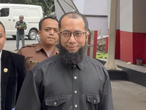 Ustaz Khalid Zeed Abdullah Basalamah sekaligus Direktur/Pemilik PT Zahra Oto Mandiri (Uhud Tour) memenuhi panggilan Komisi Pemberantasan Korupsi (KPK) pada Selasa (9/9/2025).