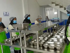 Wakil Ketua DPR - RI Cucun Ahmad Syamsurijal saat diwawancarai soal perkembangan Program Makan Bergizi Gratis (MBG) di Kabupaten Basndung, Jawa Barat, Senin (15/9/2025) sore