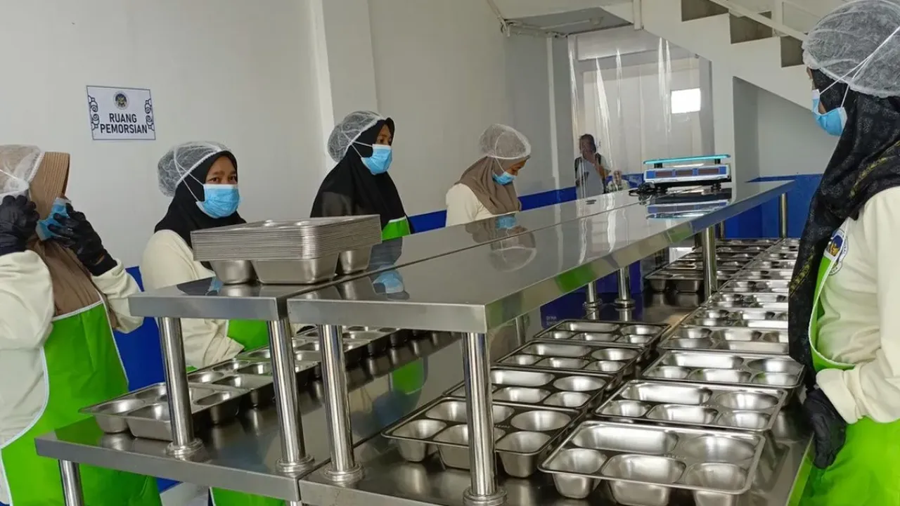 Wakil Ketua DPR - RI Cucun Ahmad Syamsurijal saat diwawancarai soal perkembangan Program Makan Bergizi Gratis (MBG) di Kabupaten Basndung, Jawa Barat, Senin (15/9/2025) sore